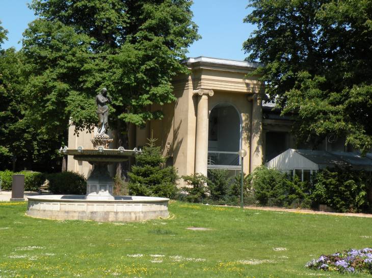  fontaine dans la verdure